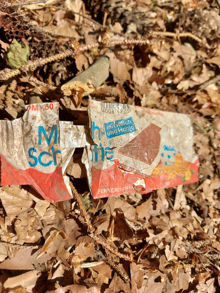 frau_kro's tweet photo. 18 Jahre nach der Euroeinführung in Deutschland: Eine noch in DM ausgezeichnete Verpackung heute im Wald entdeckt. Leute! Plastik verrottet einfach nie ☹ #umwelt #savetheplanet https://t.co/qdFfoNHEZQ