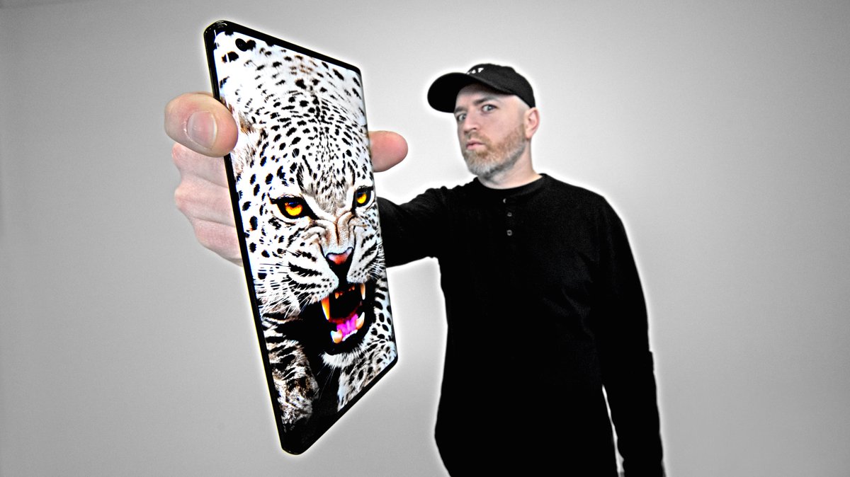 UnboxTherapy's tweet image. The Flagship Smartphone Nobody Saw Coming - youtu.be/34rhNOj5YSM