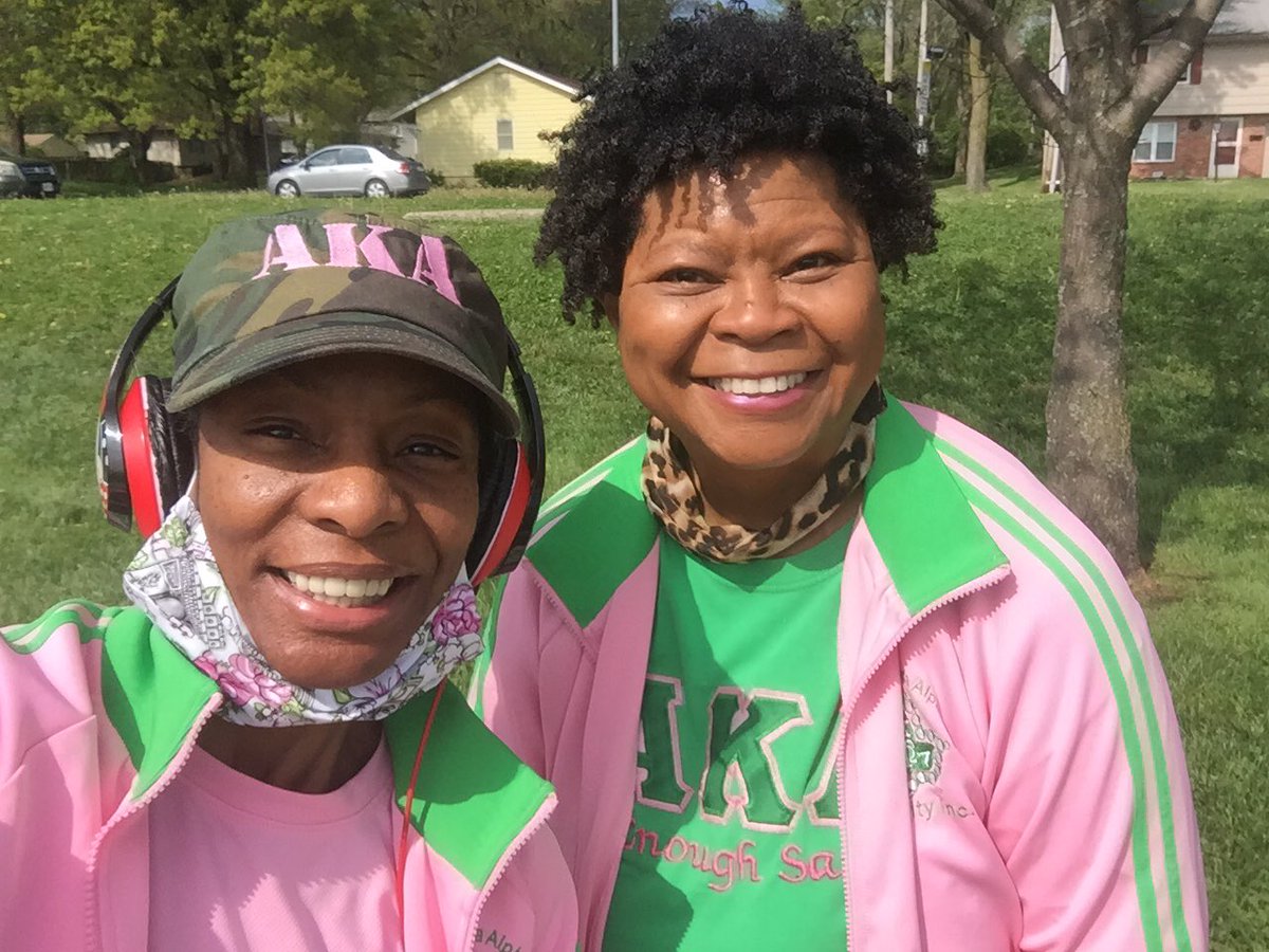 ugoapril2's tweet photo. #Prettygirlswalk @akabokc1 #AIDSWalkKC https://t.co/yxLCM08NRt