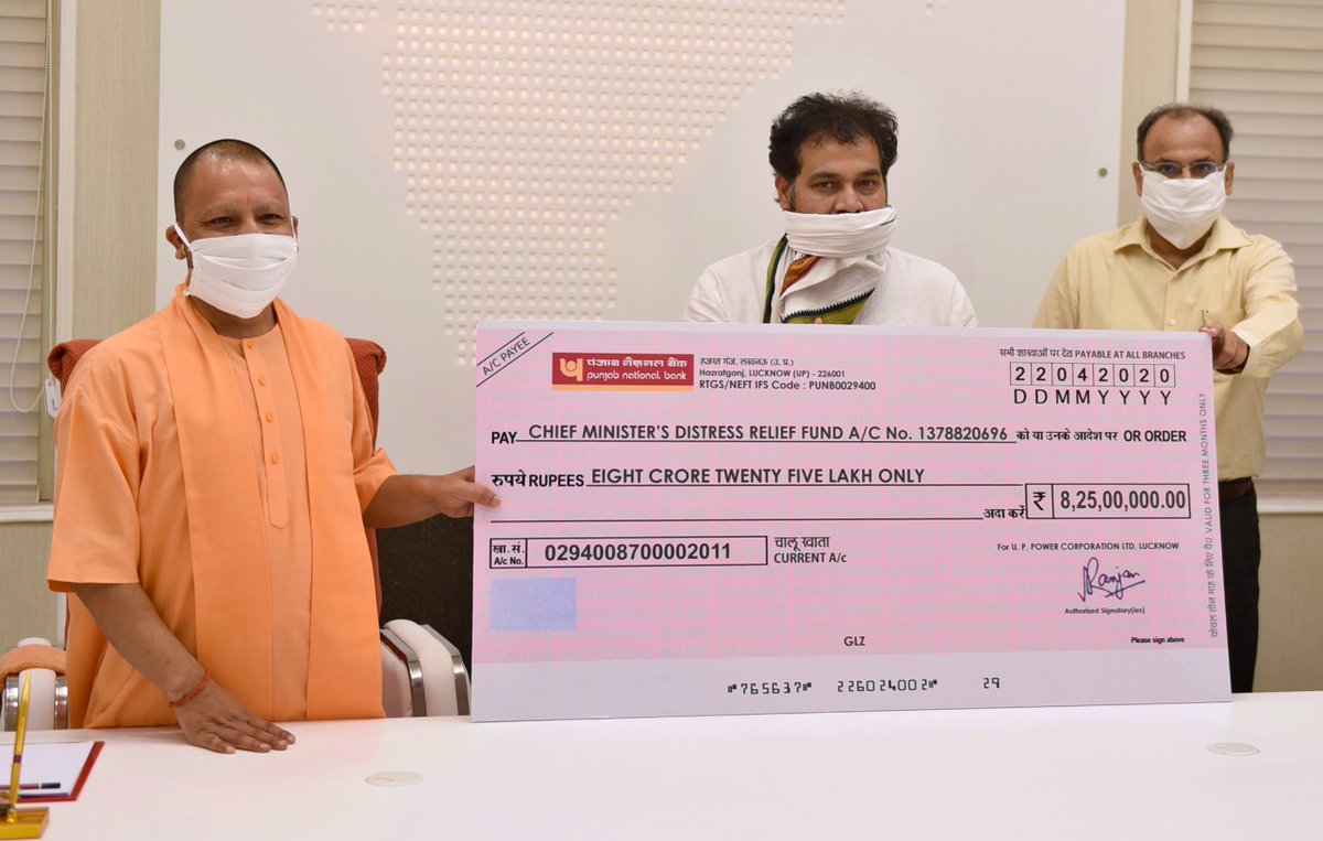 मुख्यमंत्री श्री @myogiadityanath जी को उनके लखनऊ स्थित सरकारी आवास पर ऊर्जा एवं अतिरिक्त ऊर्जा स्रोत मंत्री, श्री @ptshrikant जी ने 'मुख्यमंत्री का पीड़ित सहायता कोष-कोविड केयर फंड' में ₹08 करोड़ 25 लाख का चेक भेंट किया।