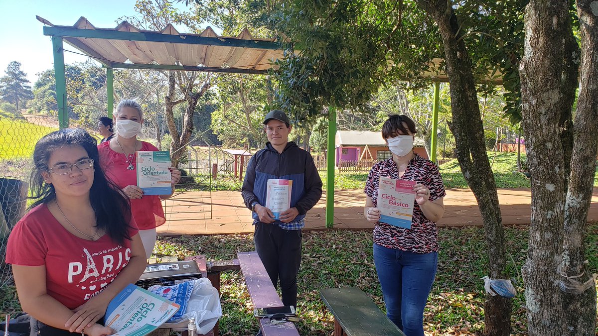 Laura_Noremberg's tweet photo. #Viernes Acercando Cuadernillos a las Familias que no pidieron asistir el día anterior #Ext536 #UGL3 #SanPedro #SecRuralPluriaño 💪
Aprendemos desde 🏡
@Estelatavares14 @miguel_sedoff @linares_cielo @CGEMisiones @seguimoseduc https://t.co/sHsJUAGUSL