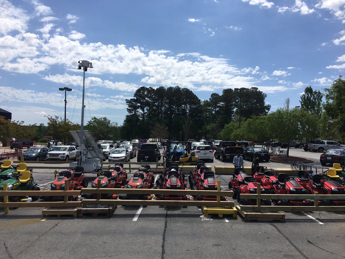 Army_Dawg1's tweet photo. Lowes parking lot - just wow https://t.co/PSMIbbBDtn