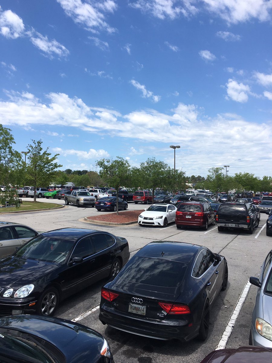 Army_Dawg1's tweet photo. Lowes parking lot - just wow https://t.co/PSMIbbBDtn