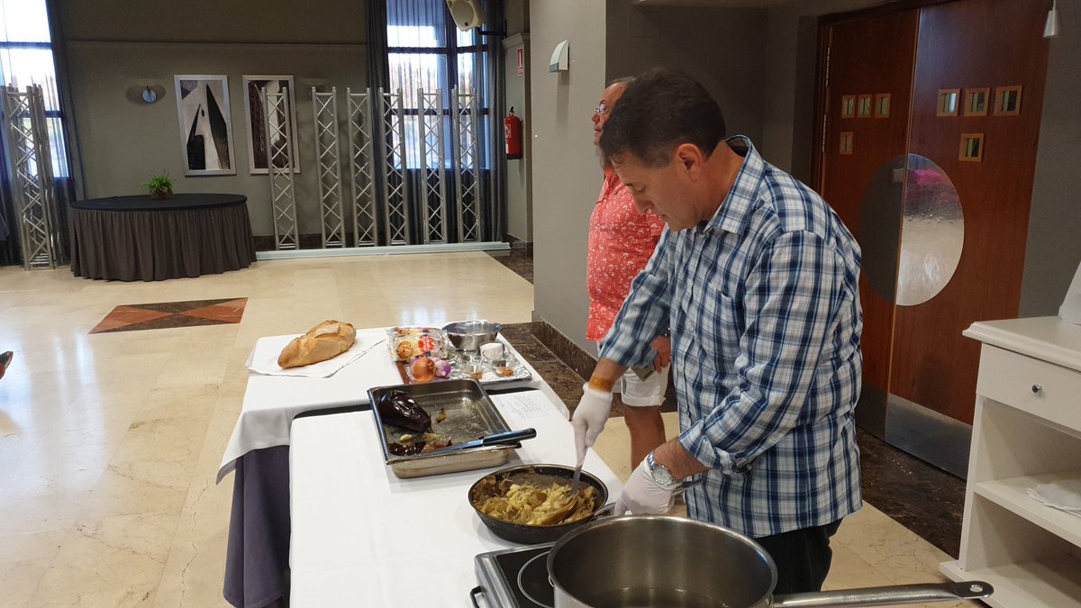 Castelheritage's tweet photo. Taller de cocina del profesor @AlvaroLopezAse1 cocina judía antes de la deportación en 1492. Fue excelente. October 2019
@AlvaroLopezAse1
@Adigamliel5
#castel #castelheritage #castelfamillia #calatayud #castelfamily #משפחתקסטל https://t.co/6kPd1HwR5e