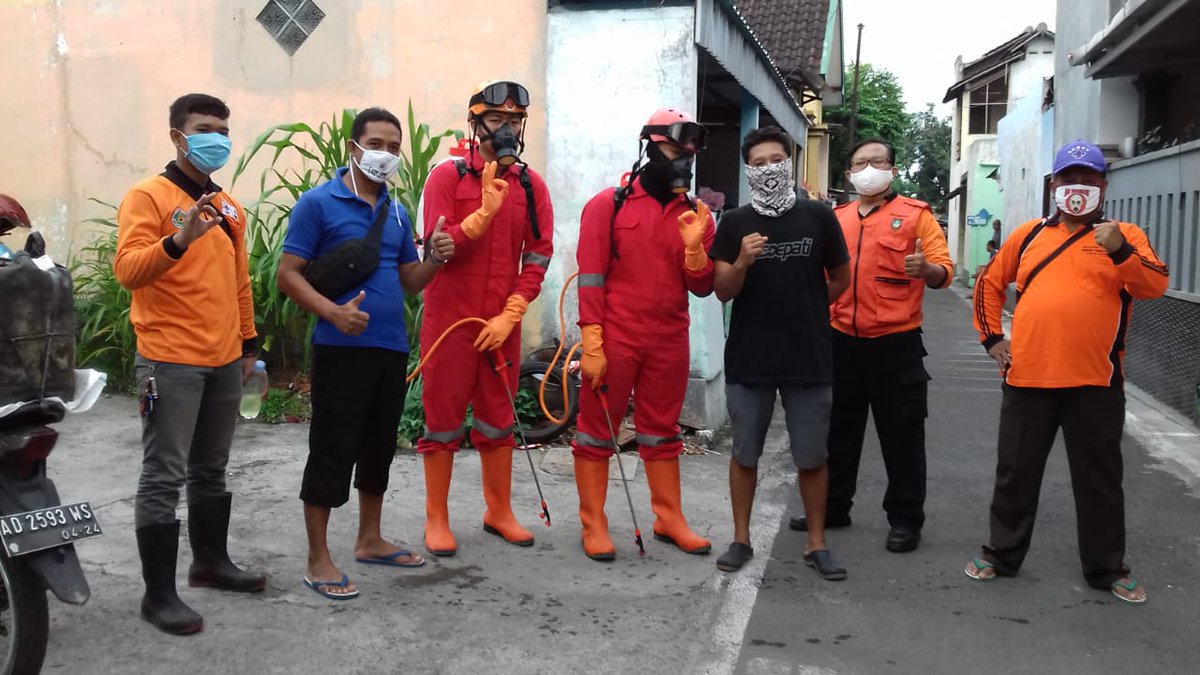 pramuka_solo's tweet image. Bulan Puasa tak menghambat kami untuk terus berbuat.  Ngabuburit sekalian disinfeksi lingkungan di Tegalrejo, Kecamatan Jebres, Solo, Sabtu (25/4/2020). #PramukaPeduli #PramukaLawanCovid19 #PramukaSolo #PramukaJateng