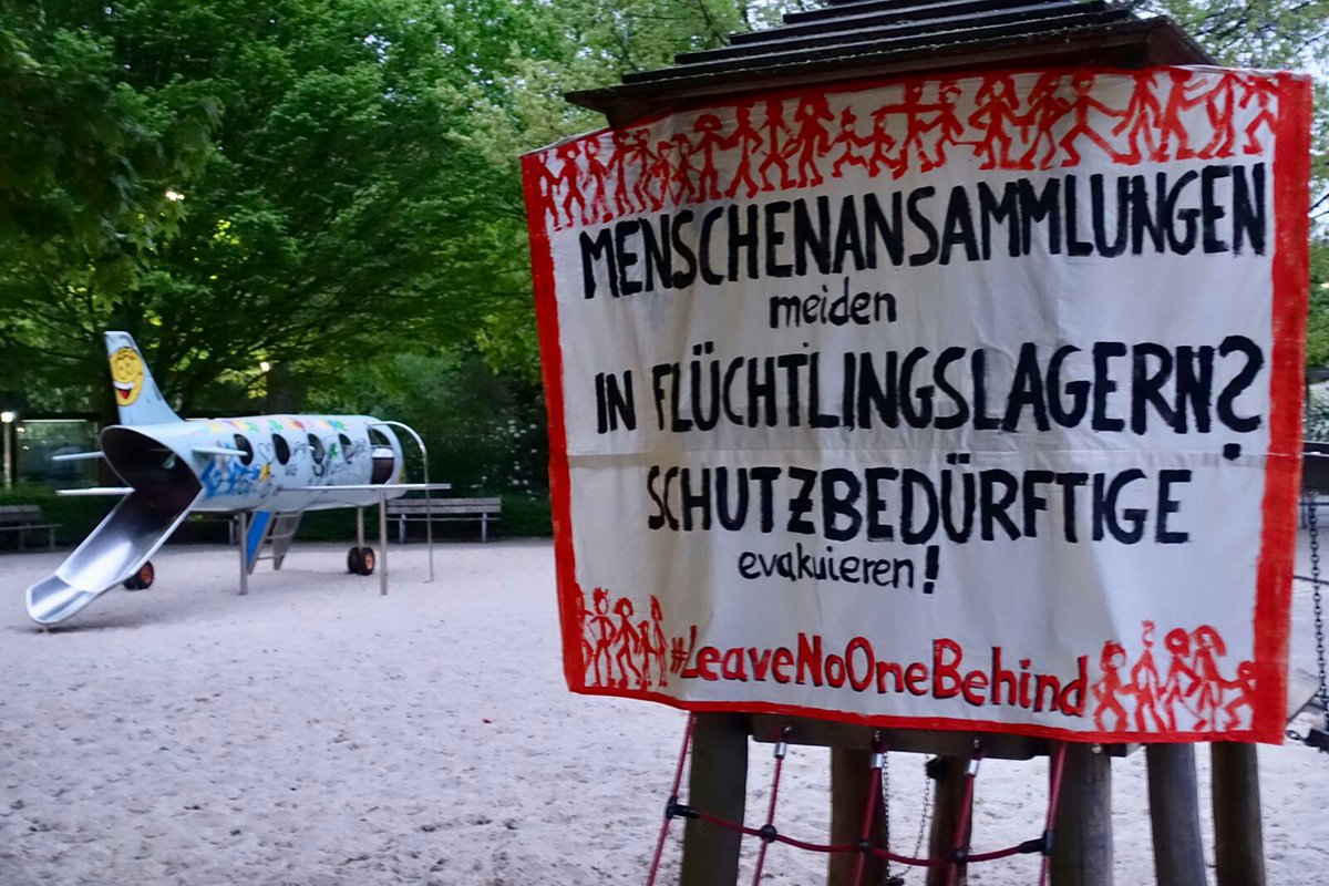 Bleiberecht4all's tweet photo. Auf #Münster|s Spielplätzen sind heute Morgen Schilder und Transparente aufgetaucht, die auf den Widerspruch in der #Coronakrise hinweisen: #Spielplätze sollten eher statt #Flüchtlingslager als Massenansammlungen geschlossen werden! #Lager müssen evakuiert werden! 
#wirhabenplatz https://t.co/313G62OFp4