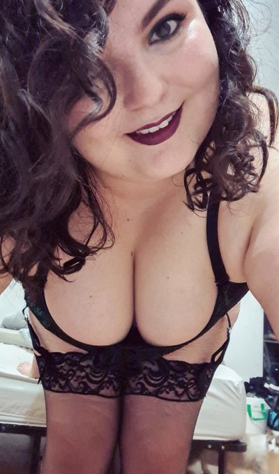 Just love showing off 😘 https://t.co/MihjeOYgoM
