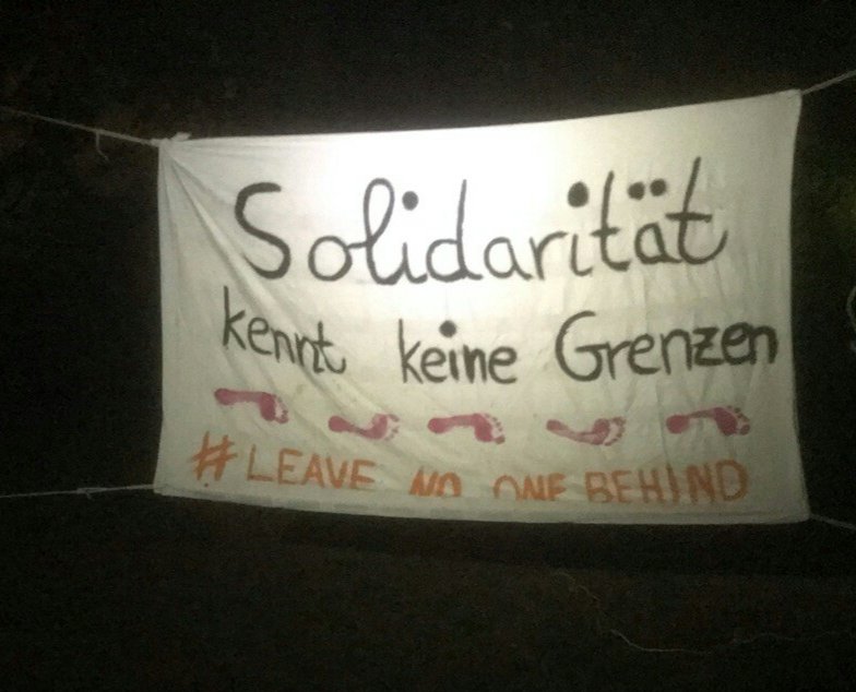Bleiberecht4all's tweet photo. #Lager für Geflüchtete sind eine Form der organisierten #Ausgrenzung. Plakate auf Spielplätzen fordern: Schluss mit der Doppelmoral. Wenn Menschenansammlungen wegen #Corona vermieden werden soll, muss das auch für Sammelunterkünfte gelten. 
Wir sind für dezentrale Unterbringung! https://t.co/IzD8Zk8mQ7
