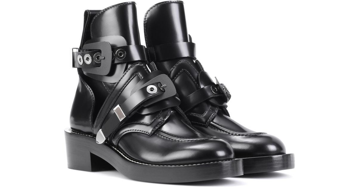« Belt boots » by Balenciaga y’a FORCÉMENT une fille dans votre entourage qui avait une paire au collège ou au lycée ... OBLIGÉ