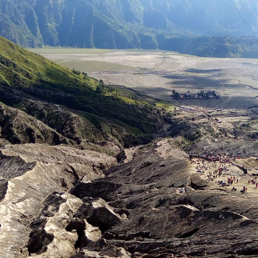 24. I'm shooketh, to learn that it's on this day in 2018, that my friend and I went to  #MtBromo. Facebook has just reminded me so I got more pics. I stood on the edge (mouth of the crater) to take that pic of the bubbling. What if I fell in there? Why do I do such things? 