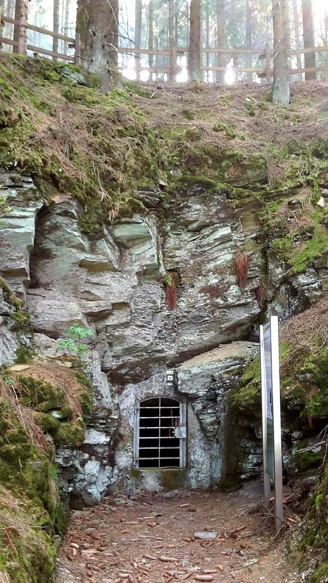 HausAmBergHSK's tweet photo. Auf Spurenentdeckung des Bergbaus im Valmetal ⚒
Der Bergbau-Wanderweg in Bestwig-Ramsbeck hat eine
Strecke von ca. 10 km und
führt vorbei an Bergbaurelikten
und ehemaligen Grubenbetrieben.
#ramsbeck #valmetal #glückauf #bergbauwanderweg #rothaargebirge #venetianerstollen https://t.co/GaxeoLuex4