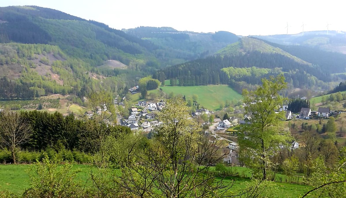 HausAmBergHSK's tweet photo. Auf Spurenentdeckung des Bergbaus im Valmetal ⚒
Der Bergbau-Wanderweg in Bestwig-Ramsbeck hat eine
Strecke von ca. 10 km und
führt vorbei an Bergbaurelikten
und ehemaligen Grubenbetrieben.
#ramsbeck #valmetal #glückauf #bergbauwanderweg #rothaargebirge #venetianerstollen https://t.co/GaxeoLuex4