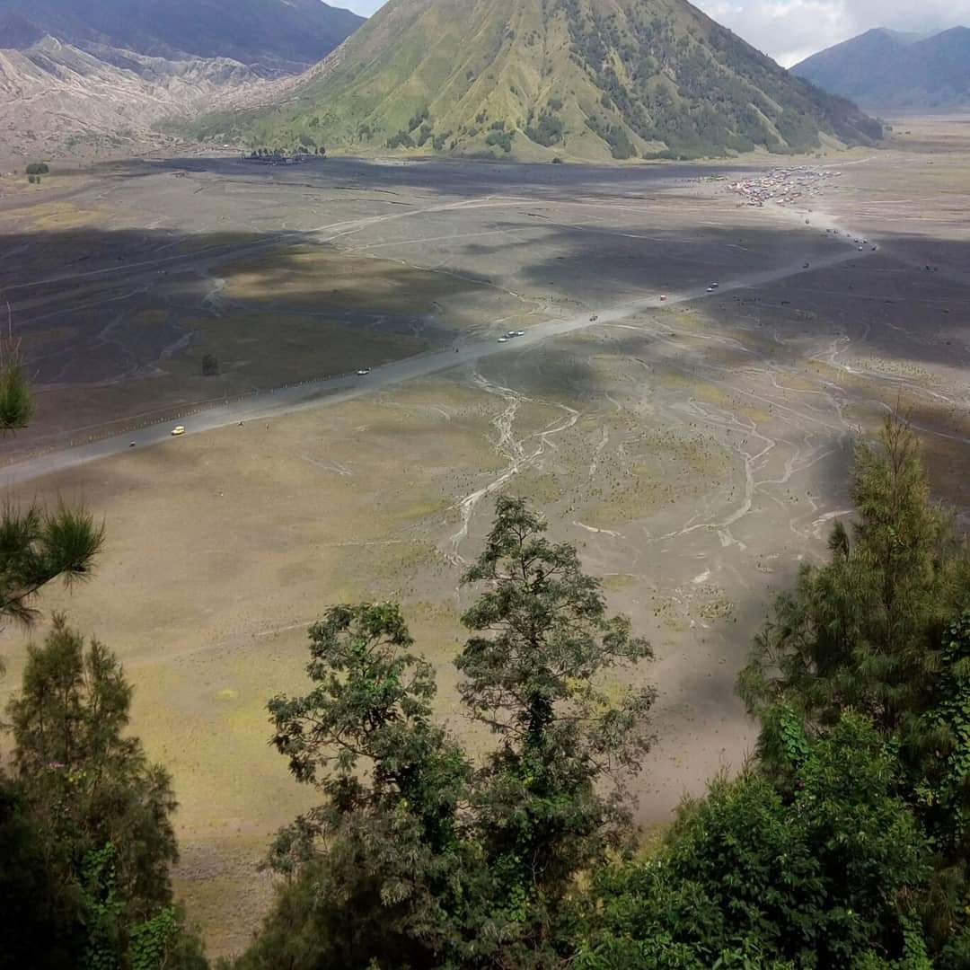 24. I'm shooketh, to learn that it's on this day in 2018, that my friend and I went to  #MtBromo. Facebook has just reminded me so I got more pics. I stood on the edge (mouth of the crater) to take that pic of the bubbling. What if I fell in there? Why do I do such things? 
