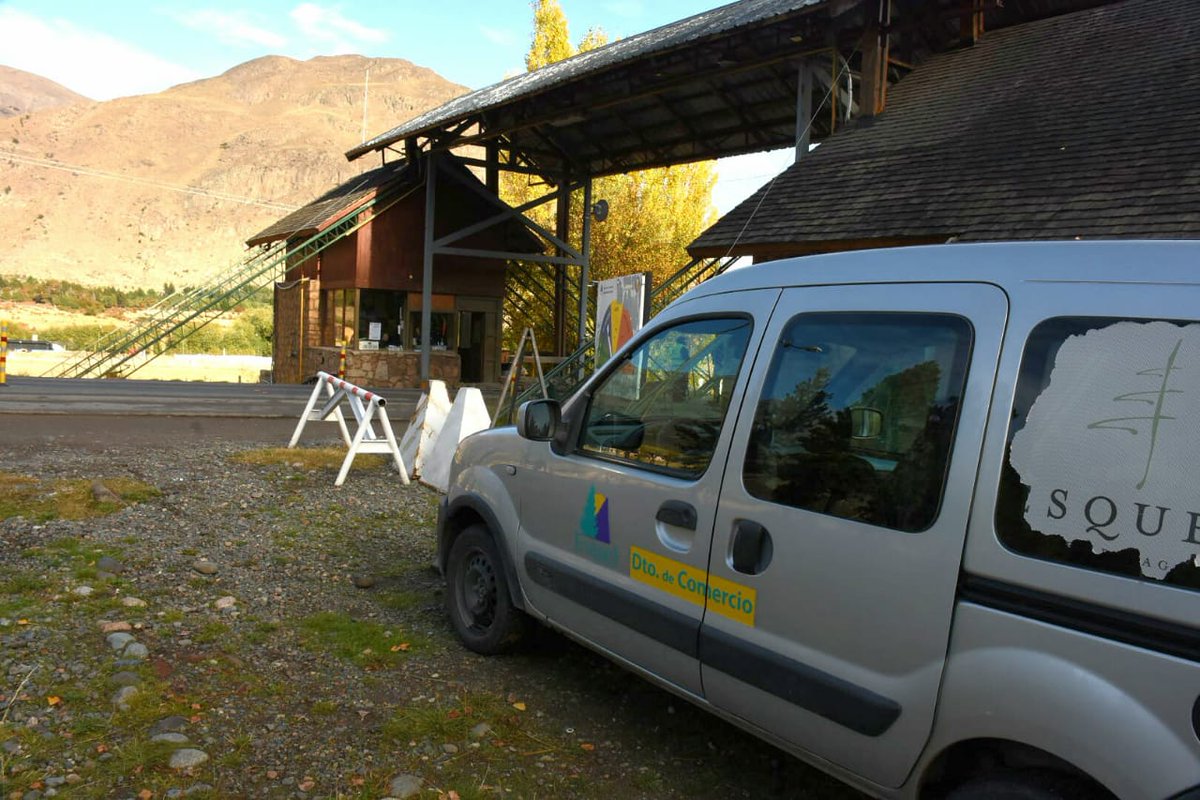 MuniEsquel's tweet photo. #Ahora personal municipal de Comercio y @Policia_Chubut realizan controles en el ingreso a #Esquel
#QuedateEnCasa

@aleseputrelew @barciaml @rperiodismo @nacionalesquel @LaPortadaDiario @NDEsquel @radio3trelew @Info_Turistico https://t.co/n6m0rTOXJy