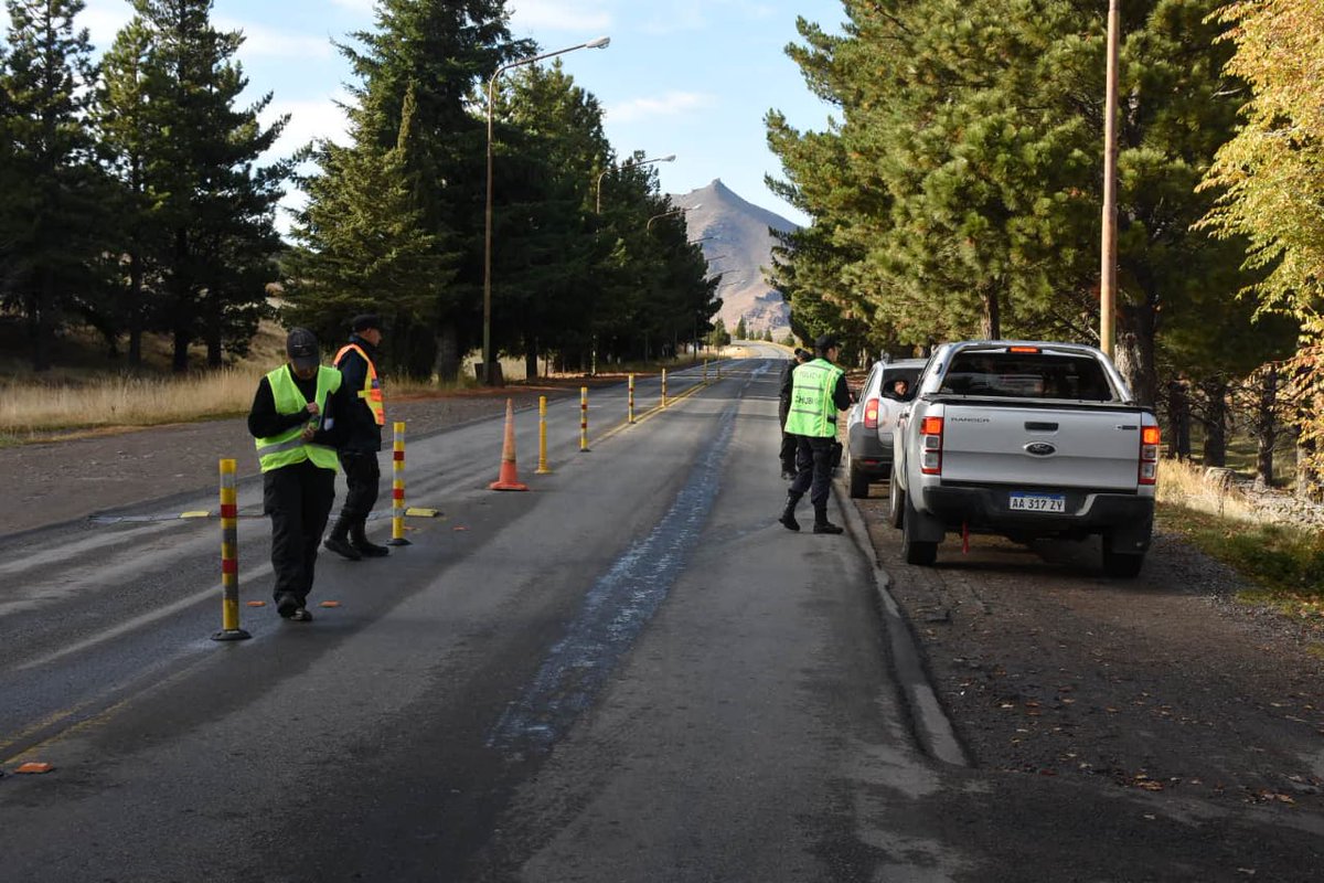 MuniEsquel's tweet photo. #Ahora personal municipal de Comercio y @Policia_Chubut realizan controles en el ingreso a #Esquel
#QuedateEnCasa

@aleseputrelew @barciaml @rperiodismo @nacionalesquel @LaPortadaDiario @NDEsquel @radio3trelew @Info_Turistico https://t.co/n6m0rTOXJy