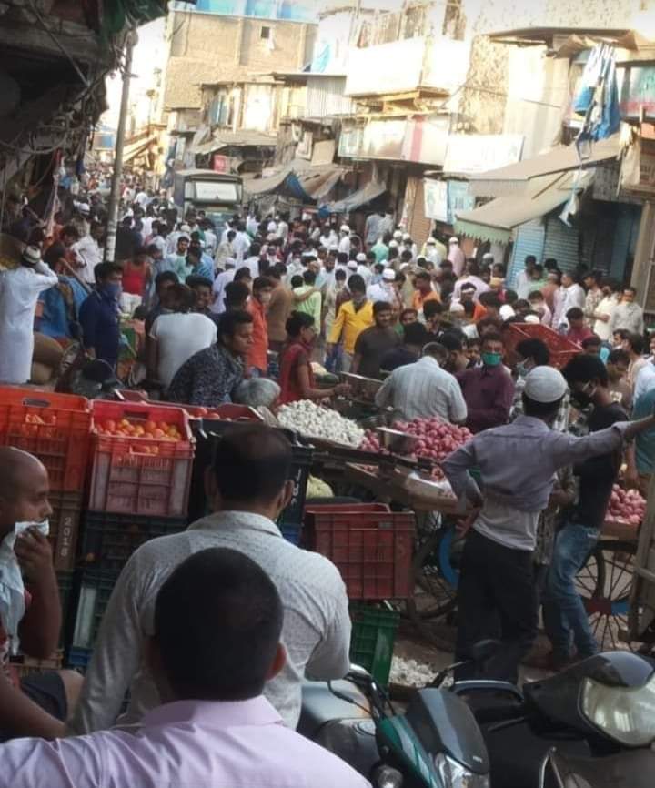 Rakeshbhanush20's tweet photo. 🇮🇳🙏
3 no. Khadi Sakinaka Andheri #maharastra #Mumbai  ......😷😷😷
 हम कोरोना से लड़ रहे है.......
इसलिये
#Lockdown हटाना है तो 
1 महीने बाद उसे हटाये 
तब तक #Aarmy लाये
#Redzone
@narendramodi @AmitShah @PMOIndia @HMOIndia @RajatSharmaLive @sudhirchaudhary @RubikaLiyaquat https://t.co/Es0xVSixzV