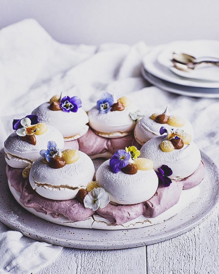  #AybükePusat as 𝙋𝙖𝙫𝙡𝙤𝙫𝙖meringue cake named after the ballerina Anna Pavlova.𝘊𝘩𝘦𝘸𝘺-𝘤𝘳𝘪𝘴𝘱 𝘰𝘯 𝘵𝘰𝘱, 𝘢 𝘴𝘰𝘧𝘵 𝘮𝘢𝘳𝘴𝘩𝘮𝘢𝘭𝘭𝘰𝘸 𝘵𝘦𝘹𝘵𝘶𝘳𝘦 𝘪𝘯𝘴𝘪𝘥𝘦, 𝘢 𝘤𝘳𝘶𝘯𝘤𝘩𝘺 𝘤𝘳𝘪𝘴𝘱 𝘢𝘳𝘰𝘶𝘯𝘥 𝘵𝘩𝘦 𝘦𝘥𝘨𝘦𝘴, 𝘵𝘰𝘱𝘱𝘦𝘥 𝘸𝘪𝘵𝘩 𝘧𝘳𝘶𝘪𝘵.