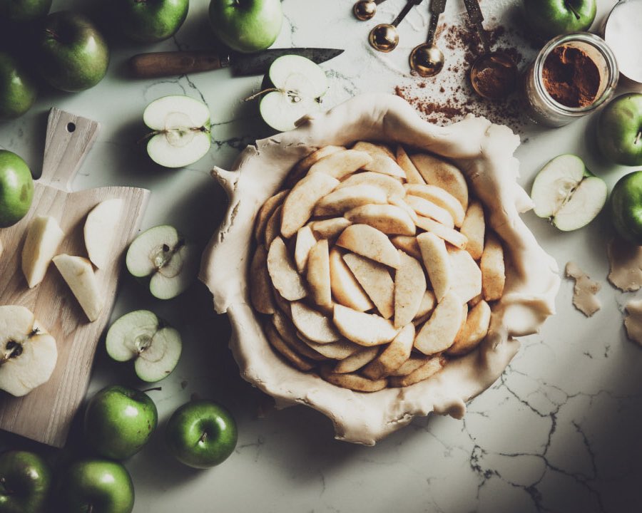  #ElçinSangu as 𝘼𝙥𝙥𝙡𝙚 𝙥𝙞𝙚crispy crumbly shortcrust pastry filled with apples.𝘚𝘱𝘪𝘤𝘦𝘥 𝘸𝘪𝘵𝘩 𝘤𝘪𝘯𝘯𝘢𝘮𝘰𝘯 𝘢𝘯𝘥 𝘷𝘢𝘯𝘪𝘭𝘭𝘢, 𝘦𝘭𝘦𝘨𝘢𝘯𝘵, 𝘤𝘭𝘢𝘴𝘴𝘺, 𝘢𝘭𝘸𝘢𝘺𝘴 𝘭𝘰𝘷𝘦𝘥 𝘧𝘭𝘢𝘷𝘰𝘳. 𝘈𝘭𝘭 𝘣𝘦𝘢𝘶𝘵𝘺 𝘰𝘧 𝘢𝘶𝘵𝘶𝘮𝘯 𝘪𝘯 𝘰𝘯𝘦 𝘣𝘪𝘵𝘦.