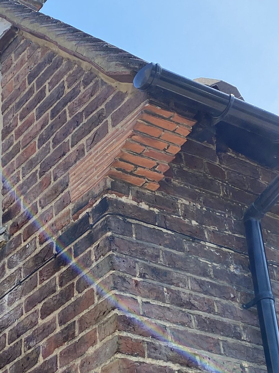 There’s some lovely detailing on the roof brackets. They’re layered terracotta tiles and remind me of the stacks in hypocaust or Schichttorte.