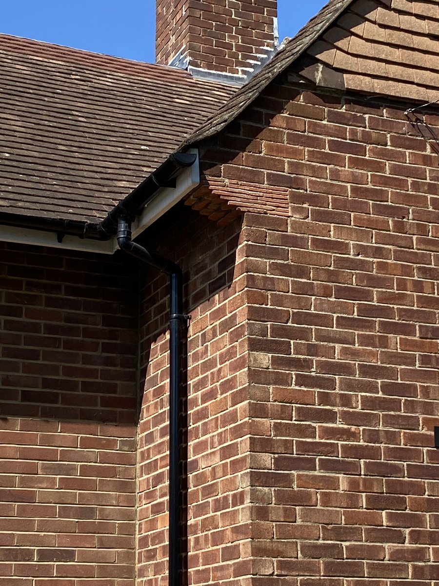 There’s some lovely detailing on the roof brackets. They’re layered terracotta tiles and remind me of the stacks in hypocaust or Schichttorte.