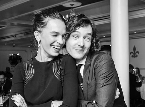 Serena Es reembolso Alexander Vlahos on Twitter: "Date &amp; time TBC, but my next guest on  #AlexAsks will be the insatiable, glorious &amp; my BFF: Anna Brewster!  #Versailles More nonsense and drawings to come... 😬