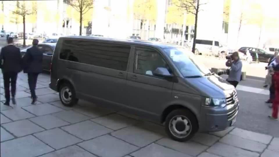 Mercedes, BMW, VW, gibi dev araba fabrikalarına sahip ve Dünyanın en büyük ekonomilerinden birini yöneten Almanya Şansölyesi Angela Merkel günlük hayatında işte bu aracı kullanıyor. 
Araç zırhlı değil, modeli de yeni değil.