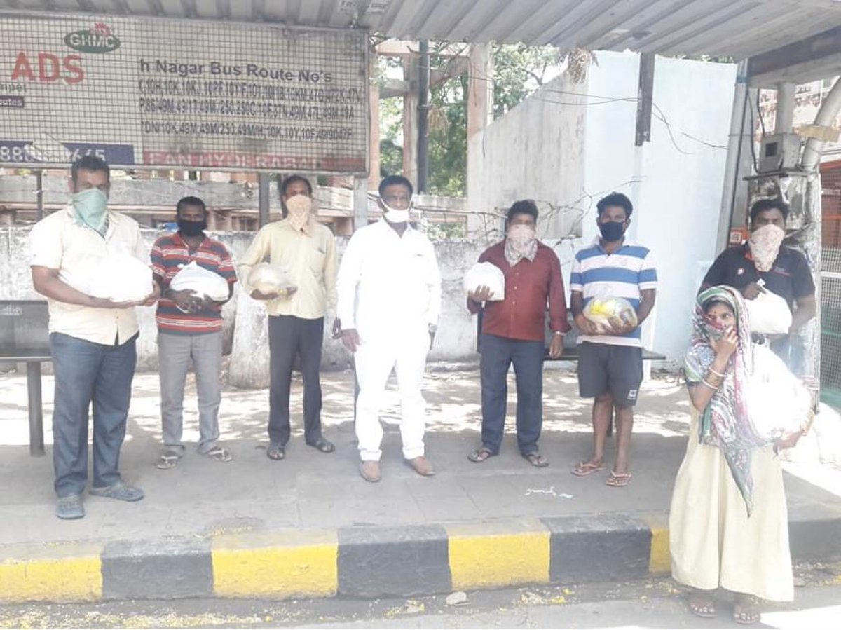 AVR_office's tweet photo. మన గౌరవ ముఖ్య మంత్రి కేసిఆర్ గారు, మంత్రి కేటీఆర్ గారు, మరియు ఎంపీ సంతోష్ కుమార్ గార్ల స్పూర్తితో కరోనా వైరస్ నిర్మూలనలో భాగంగా ఇంటి నుండి బయటకు వెళ్లలేని వలస కూలీలు, రజకులు 50 మంది హైదరాబాద్ లో ఈ రోజు వివిధ ప్రాంతాల్లో నివసించే తన స్వగ్రామస్తులను స్వయంగా వెళ్లి https://t.co/sNnQOn08Ia