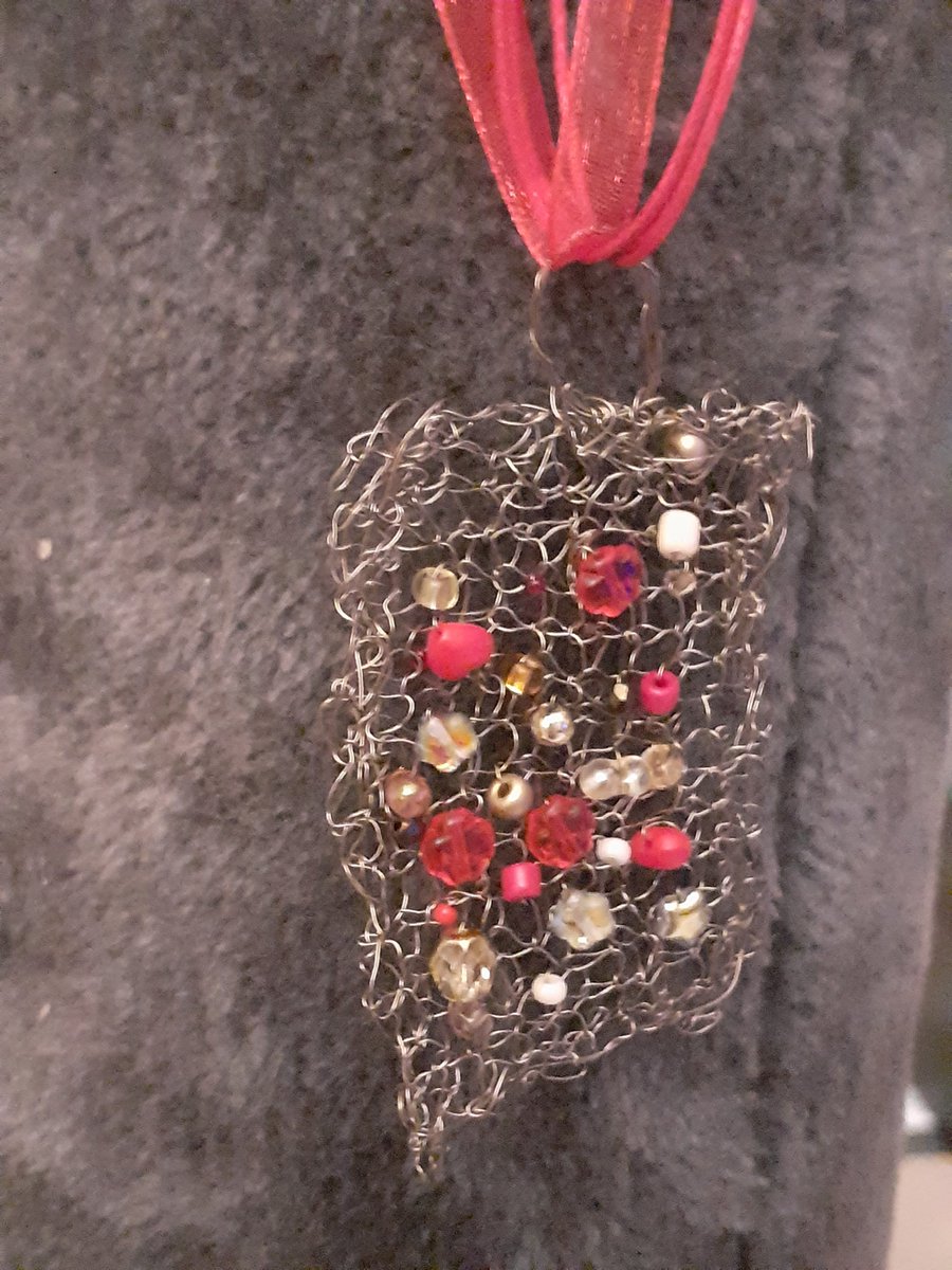 MandyEMercado11's tweet photo. @KirstieMAllsopp #keepcraftingandcarryon I knit wire into pendants and bangles https://t.co/CZyeK33kfo