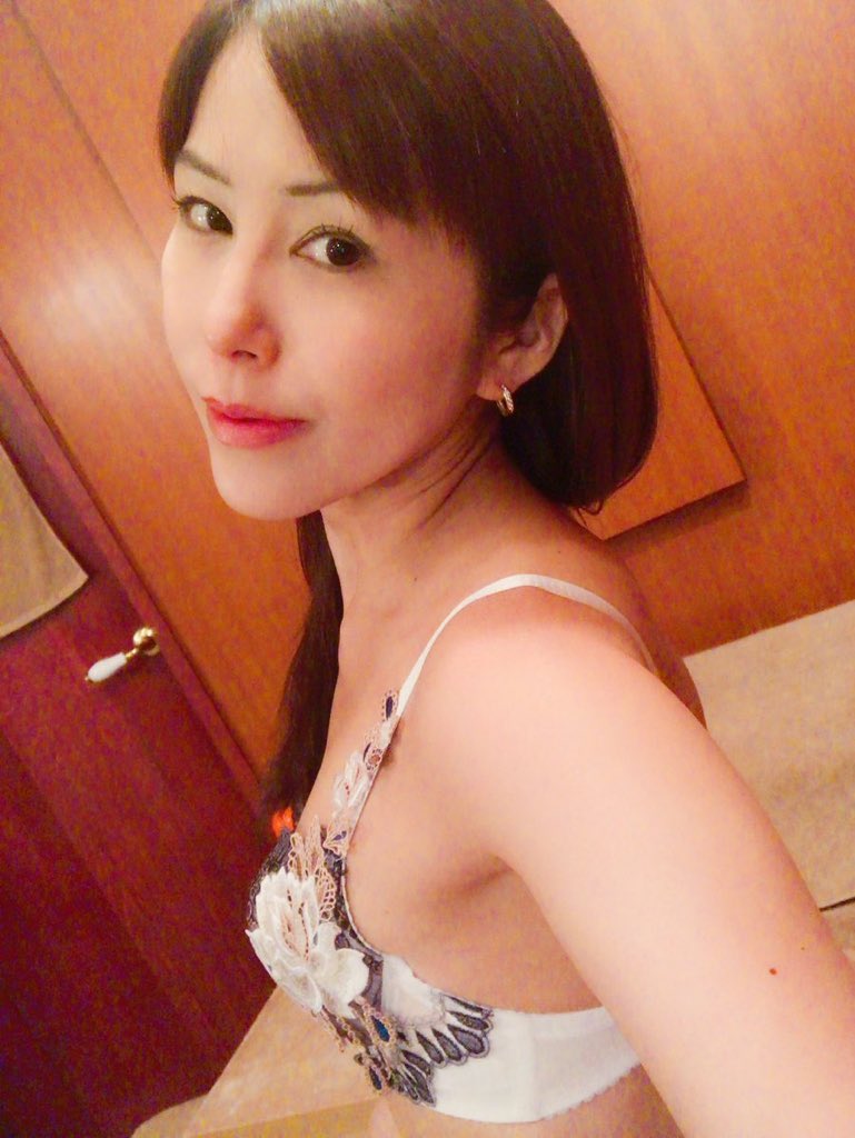 ChineseAunt's tweet photo. 凌晨12点后半价优惠按摩轻松下 https://t.co/kRUtiffOuK
