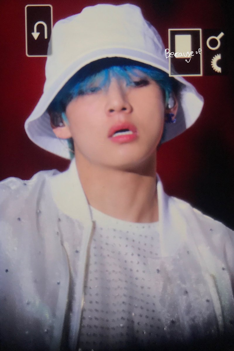 Blue haired tae performing singularity :')