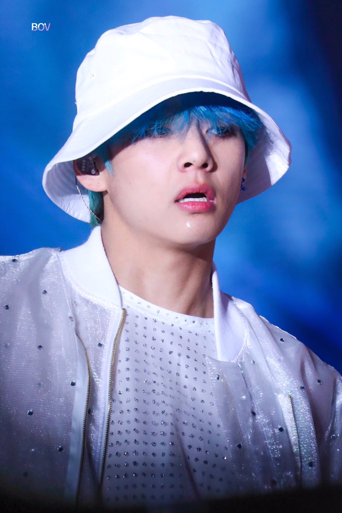 Blue haired tae performing singularity :')