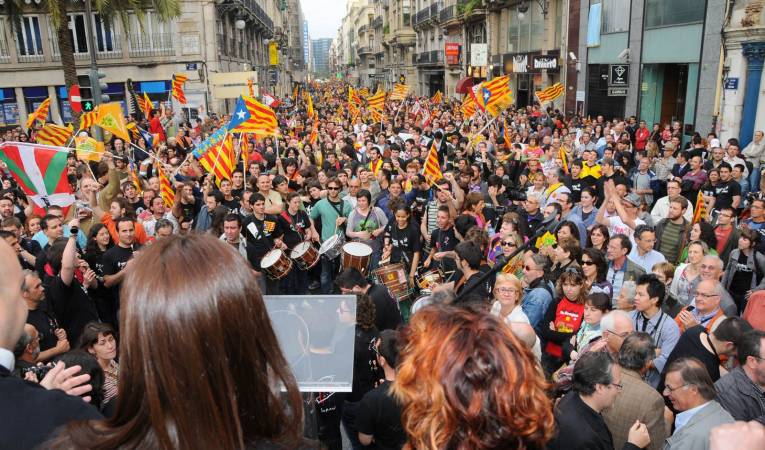 gazte's tweet photo. Amb motiu del #25dAbril i el dia de les llibertats del Poble Valenciá. Traslladem la nostra solidaritat amb el poble valenciá✊🏽 https://t.co/vBB3rvLuvn