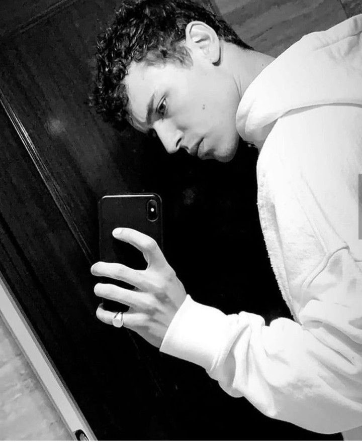 Arón Piper mirror selfies; A thread no one asked