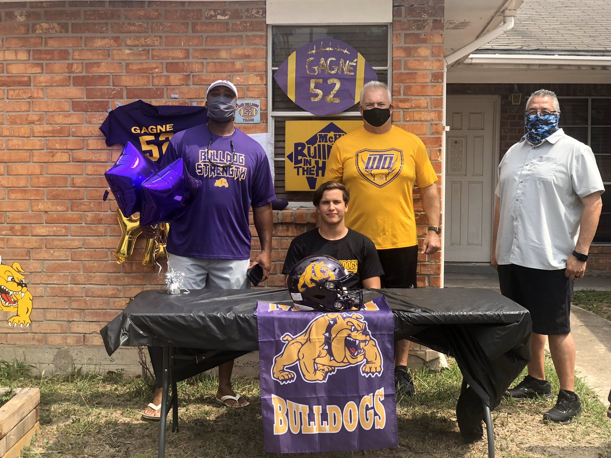sheblac0208's tweet photo. When you can’t do your signing at school, we bring it to you! So happy for this kid!! Congratulations Trace! @McHi_Blitz1909 @McAllenISD @TraceGagne24 Once a Bulldog always a Bulldog! 💜🏈💛 #SocialDistancing #AtHomeSigning #TLU @tluathletics https://t.co/brJUh4wcmD