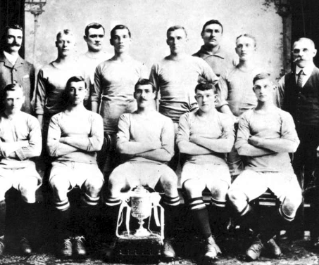 Le premier match entre les deux clubs s'est soldé par une victoire 5-1 de United à domicile en 1891.Néanmoins City fut le premier des deux clubs à remporter un titre majeur en 1904 (FA Cup).