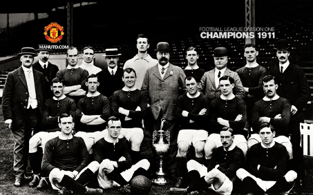 Parallèlement, United vit des débuts mitigés avec une notamment une descende en deuxième division en 1898 mais réussi toutefois à remporter leurs deux premiers championnats en 1908 et 1911 avant de se faire discret jusqu’à la Seconde guerre, tournant de leur Histoire.