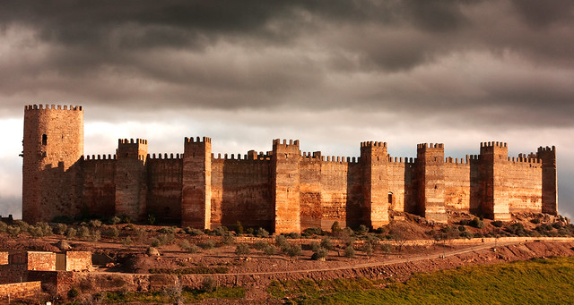 Castillo de Burgalimar (Baños de la Encina). Es una espectacular fortaleza omeya con quince torres, considerada una de las más antiguas y mejor conservadas de Europa. Situado a las puertas de Sierra Morena, era un enclave imprescindible para la defensa del acceso a Andalucía.