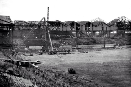 Guerre durant laquelle Old Trafford fut détruit par des bombardements allemands, ce qui obligea United à partager de 1941 à 1949 Maine Road, ancien stade de leur grand rival. Un véritable affront pour les diables rouges.