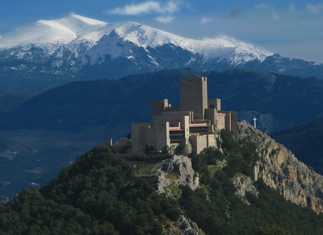 Jaén es probablemente ''la gran olvidada'' de Andalucía. Sin embargo, entre otras cosas, es la provincia con mayor concentración de castillos, fortalezas y atalayas de toda Europa. En este hilo veremos algunos ejemplos. Empezamos con el inexpugnable Castillo de Santa Catalina: