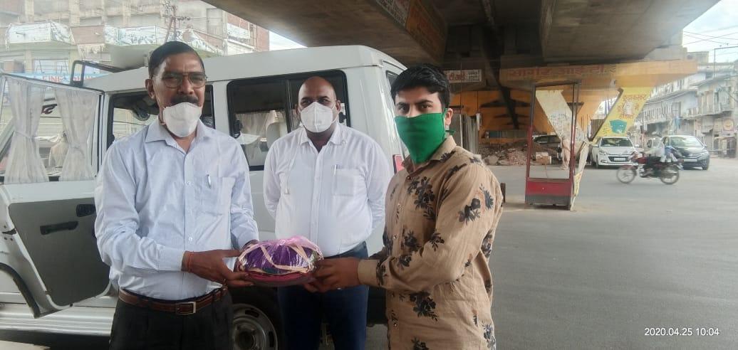 Sumit297297's tweet photo. Aaj Tundla mai SDM Sir ko 100 masks dete hue NSS Volunteer.
Sumit Madan.
"Hame sabko ye samjhana hoga k sbko  ghar bethkr corona bhagana hoga...." https://t.co/Yt9XcyhERe