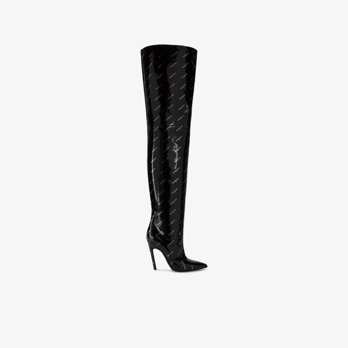 « Slash over the knees boots » par Balenciaga elle porte se nom a cause de son talon qui est légèrement incliné vers l’arrière et donne l’impression d’un slash .. elle existe aussi en bottines