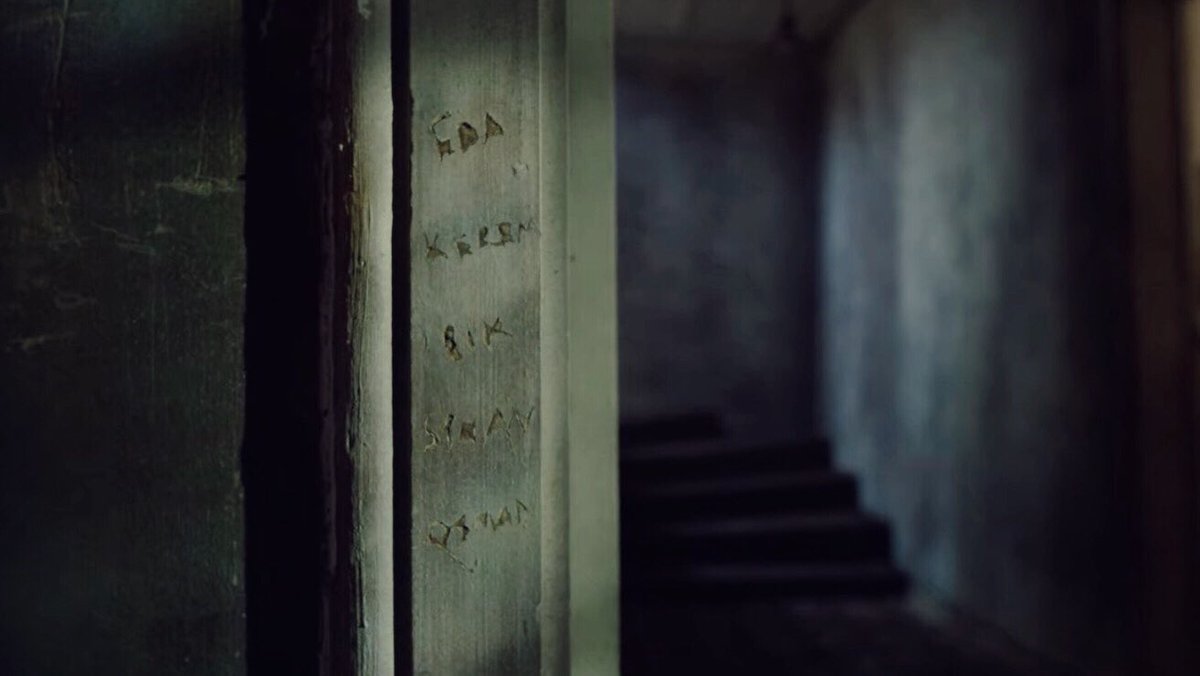 “bugün resmine dokundum ben
öptüm yine yine
zaman ağır ol
henüz erken
demek için güle güle” #Aşk101