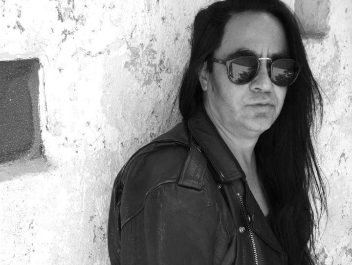 ivannieblas's tweet photo. FALLECIÓ ARTURO HUIZAR. Referente indiscutible del Metal Mexicano con LUZBEL. Voz inigualable, presencia y un tipo con un gran sentido del humor, inevitable reír en su presencia. Tenía tiempo enfermo por complicaciones diabéticas. Hoy sacó el pasaporte al infierno y se fue. https://t.co/UNOR3EjYVe