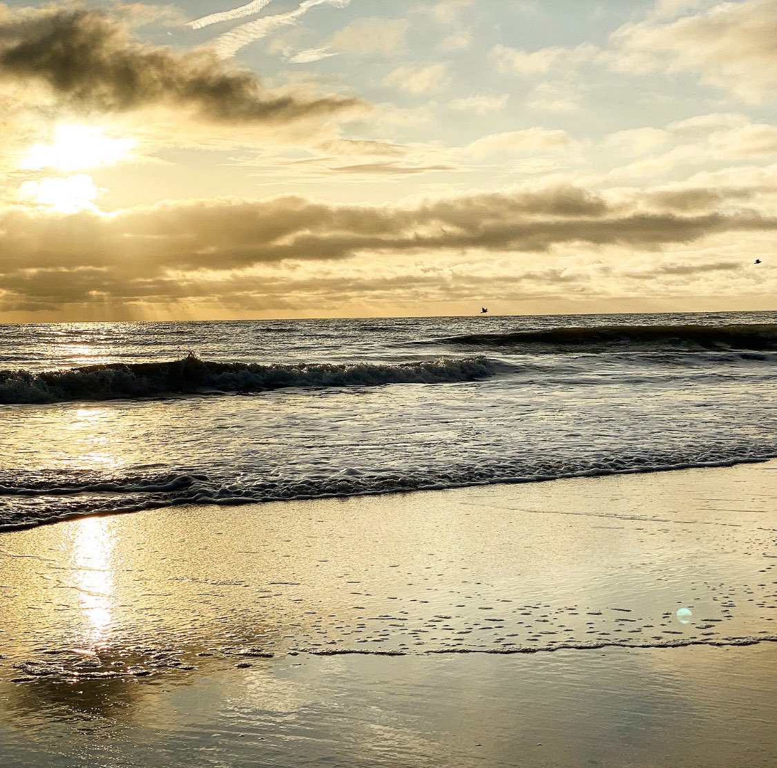 Inspiring 💙
.
Many a famous poet and author have locked themselves down in Broadstairs to muse and focus 🖊 When staring into the vastness of the Broadstairs horizon, you can see why
.
.
.
#broadstairs #broadstairsapartments #thanet #dfl #communitylove #beachview #seaside🌊