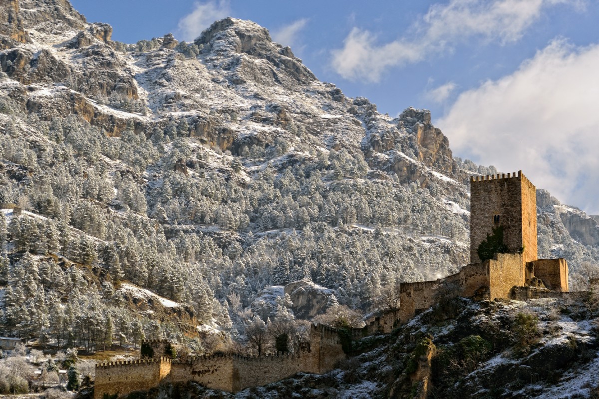 Castillo de la Yedra. Se trata de una sencilla pero romántica fortificación situada a los pies de la Sierra de Cazorla en la localidad homónima, con el entorno incomparable del Parque Natural de las Sierras de Cazorla, Segura y las Villas.