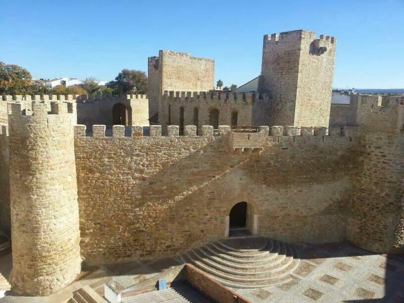 Castillo de Lopera. Construido por la Orden de Calatrava, su recinto fortificado alberga una capilla gótica con dos imponentes torres.