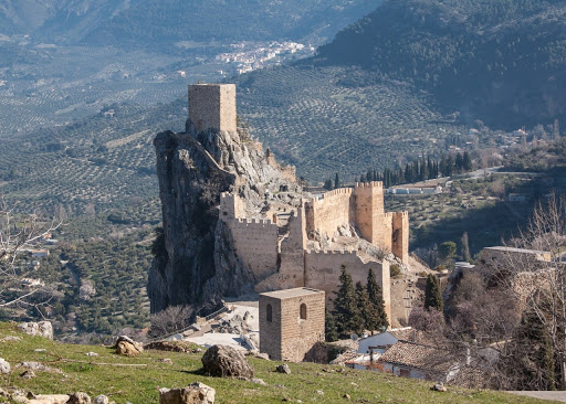 Castillo de la Iruela. Situado sobre una escarpada y abrupta roca, forma parte de un recinto amurallado que incluye las ruinas de un monasterio, formando un conjunto sencillo pero indudablemente espectacular.