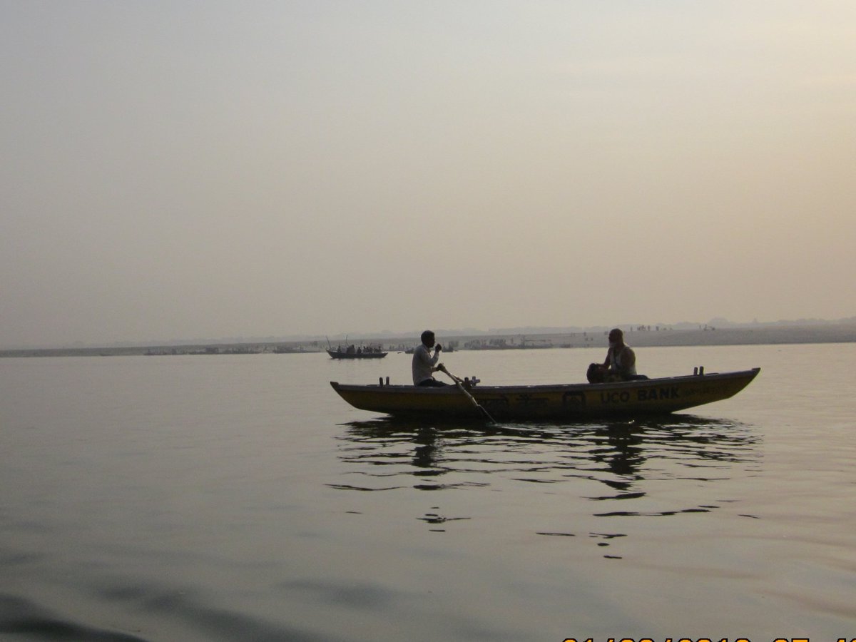 humane_Shounak's tweet photo. As I had said that I like to take pics... one of my most loved pics... while boating through the Ganges in Benaras, from Harischandra to Manikaran Ghat....
#sun_rises #ganges #lovetoboat #Varanasi https://t.co/wHJlDC1QRd