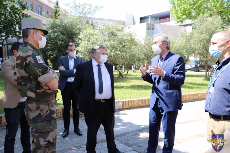 armees_zone_sud's tweet image. Toujours à Marseille, le général a rendu visite à l’unité d’appui sanitaire du #2eREG qui renforce depuis le 9 avril la capacité de la structure logistique de La Conception. Le général a pu constater que le renfort du personnel militaire, investit et efficace, est très apprécié !