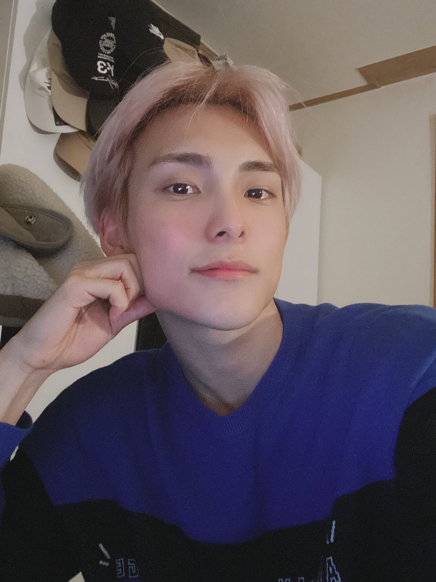 2020.04.25 Junhee voice vlive - a sleepless night without reason - a thread of my favorite momentsI need to preface this with the fact that Junhee said he would do another vlive but with music & that is how he did it this time.A man of his word. #ACE  #에이스  @official_ACE7